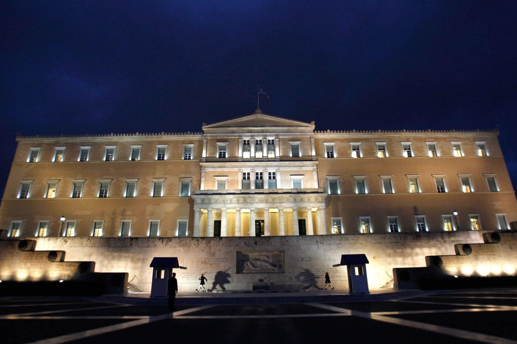Εισβολή και σύλληψη μεθυσμένου οδηγού στο προαύλιο της Βουλής! – Πρωτοφανές περιστατικό – Κινδύνευσαν οδηγοί